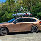 Urlaubsfahrt mit dem CX-80. Fahrzeug verhielt sich sehr souverän, allerdings waren Dach-/Hecklast spürbar. Bei der Dachbeladung war ein günstiger Plastik-Klapptritt hilfreich.